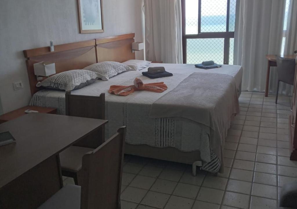 Una habitación de hotel con una cama grande y toallas. en Praia de Piedade flat frente para o mar, completo Edf Golden Beach, en Recife