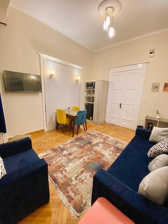 TV a/nebo společenská místnost v ubytování Yacoubian Suites