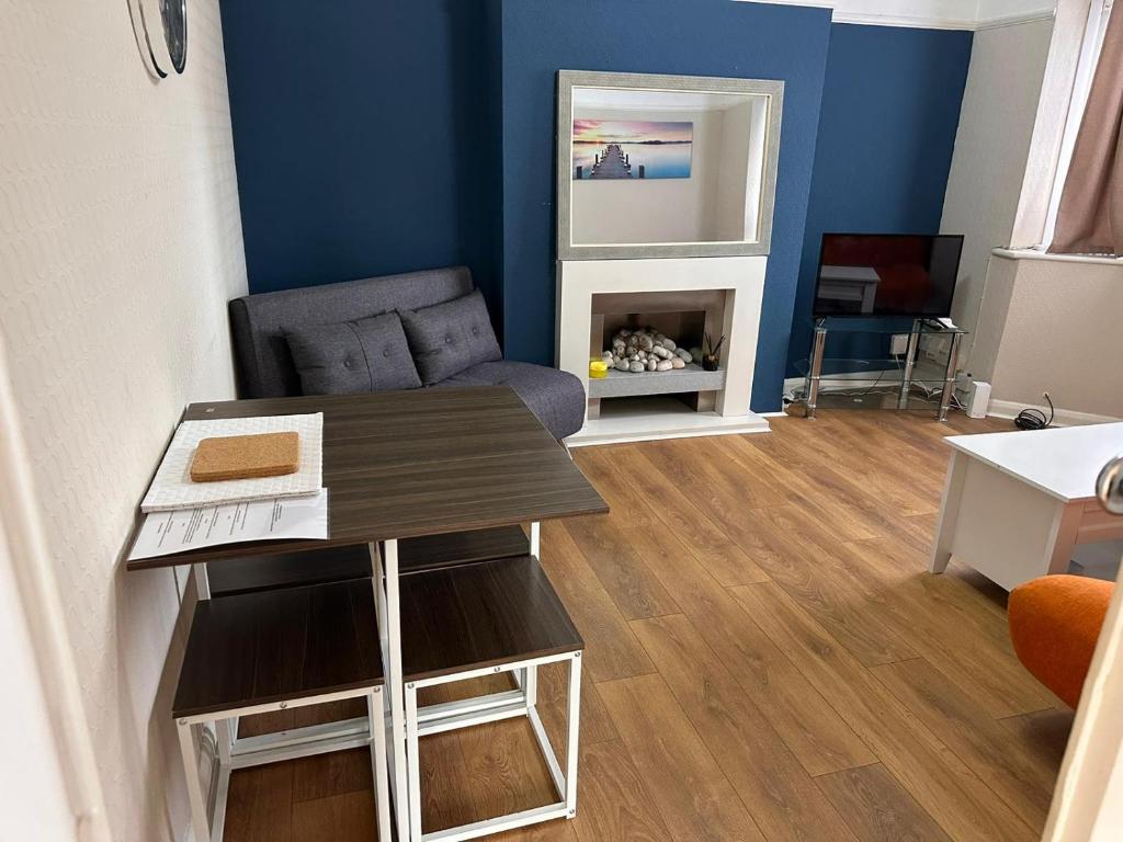 un soggiorno con tavolo e sedia di Letzi - Modern 2 Bedroom Apartment Near Heathrow a Hillingdon