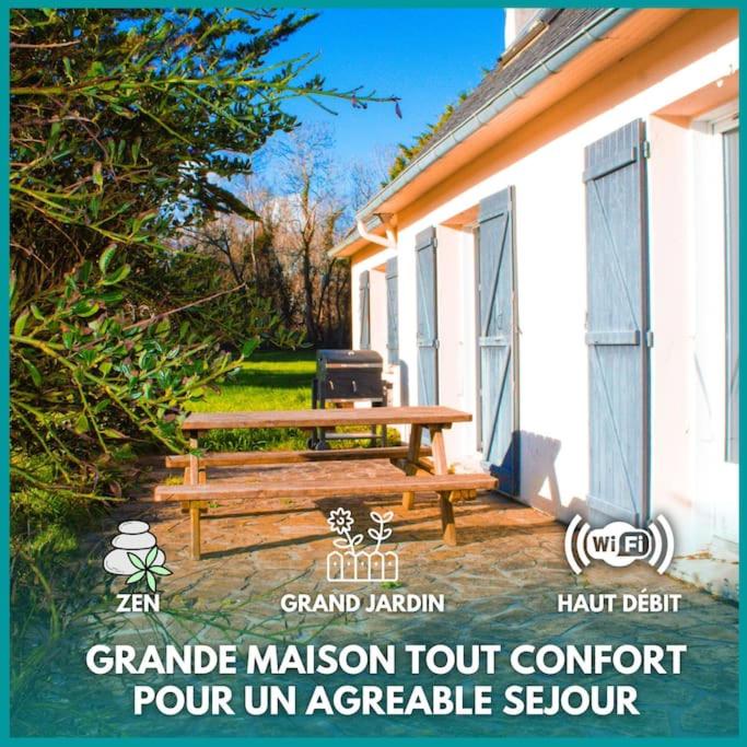 - une table de pique-nique et un banc à côté d'une maison dans l'établissement Ti Mein Glas, à Roscanvel