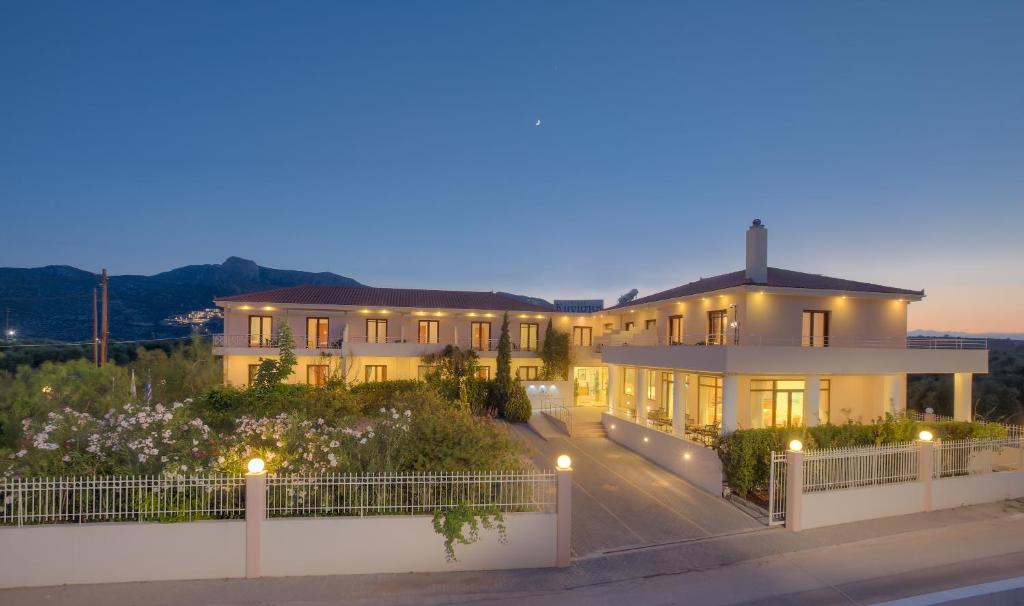 ein großes Haus mit Lichtern in der Nacht in der Unterkunft Kyniska Hotel in Plitra