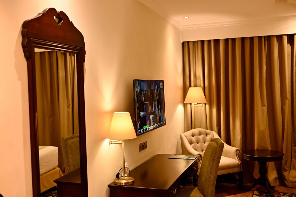 TV a/nebo společenská místnost v ubytování Midland Hotel Nakuru