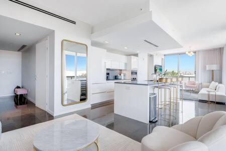 Kjøkken eller kjøkkenkrok på Luxurious Oceanview 1BR Apt with Resort Amenities