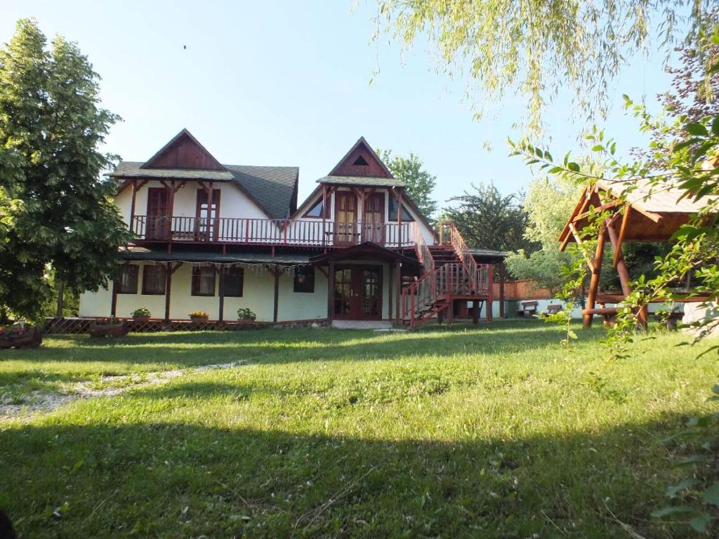 ein Haus mit einem großen Garten davor in der Unterkunft Gaz69 vendégház in Szilvásvárad
