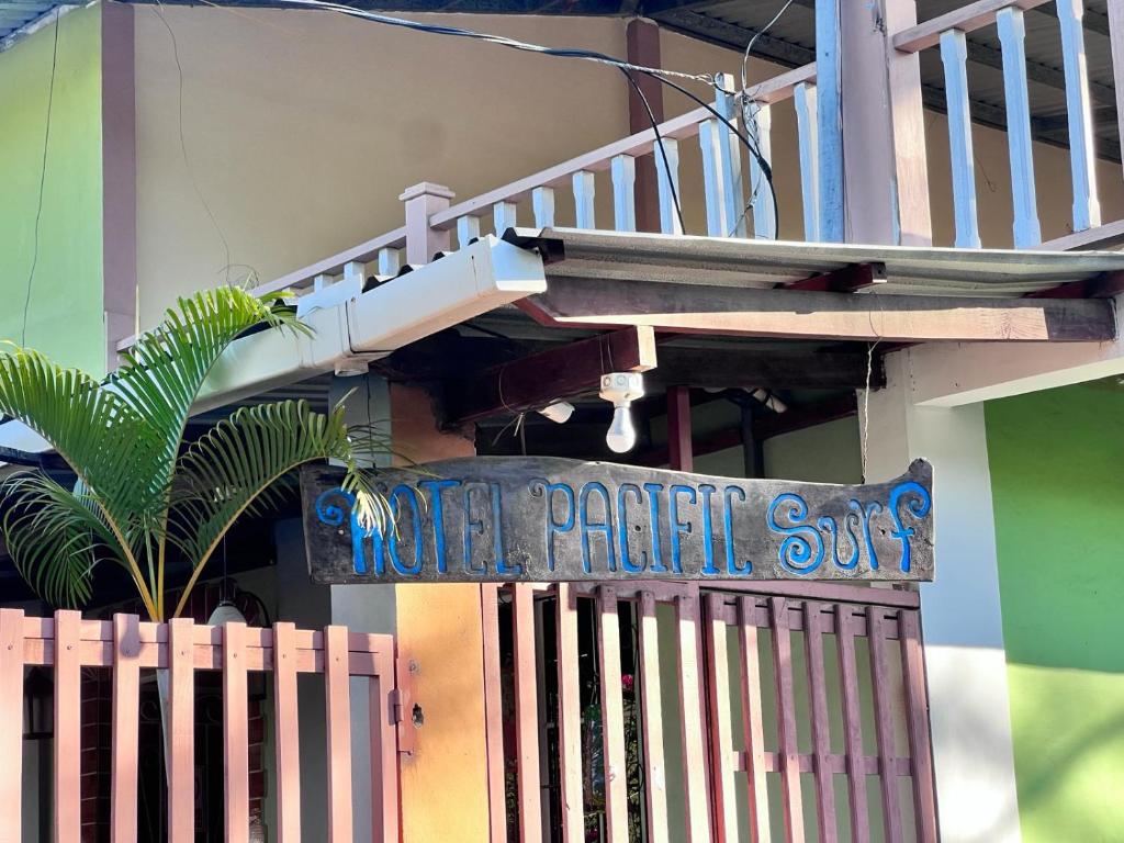 znak dla hotelu przewiduje płeć na boku budynku w obiekcie Hotel Pacific Surf Best Room In Tunco Beach Surf City w mieście El Sunzal