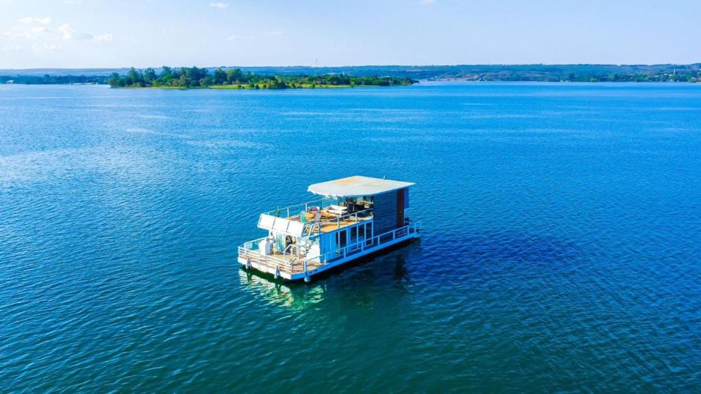 łódź w środku dużego zbiornika wodnego w obiekcie WTS HOUSE BOAT w mieście Brasília