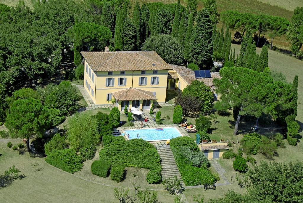 Piscina de la sau aproape de Villa Poggio Falcone