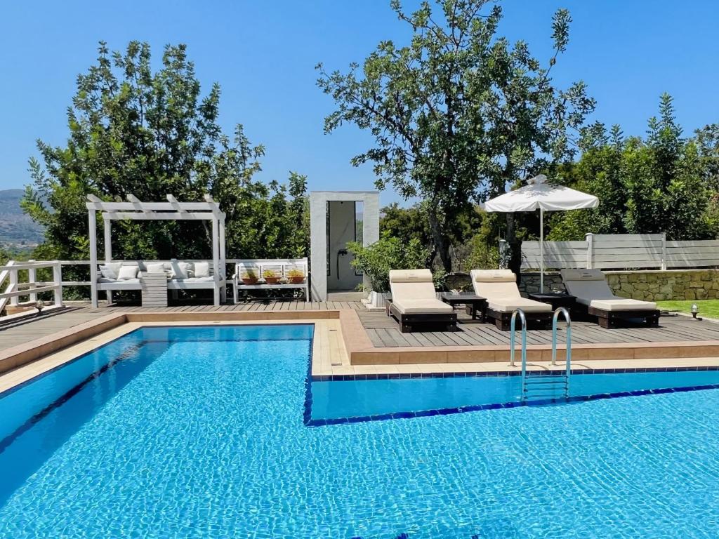 Bazén v ubytování Villa Amvrosia Nr Kalives Crete nebo v jeho okolí