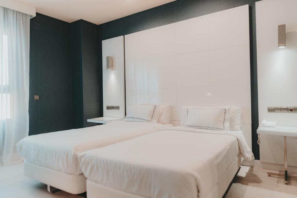 Postel nebo postele na pokoji v ubytování Hotel Málaga Nostrum Airport