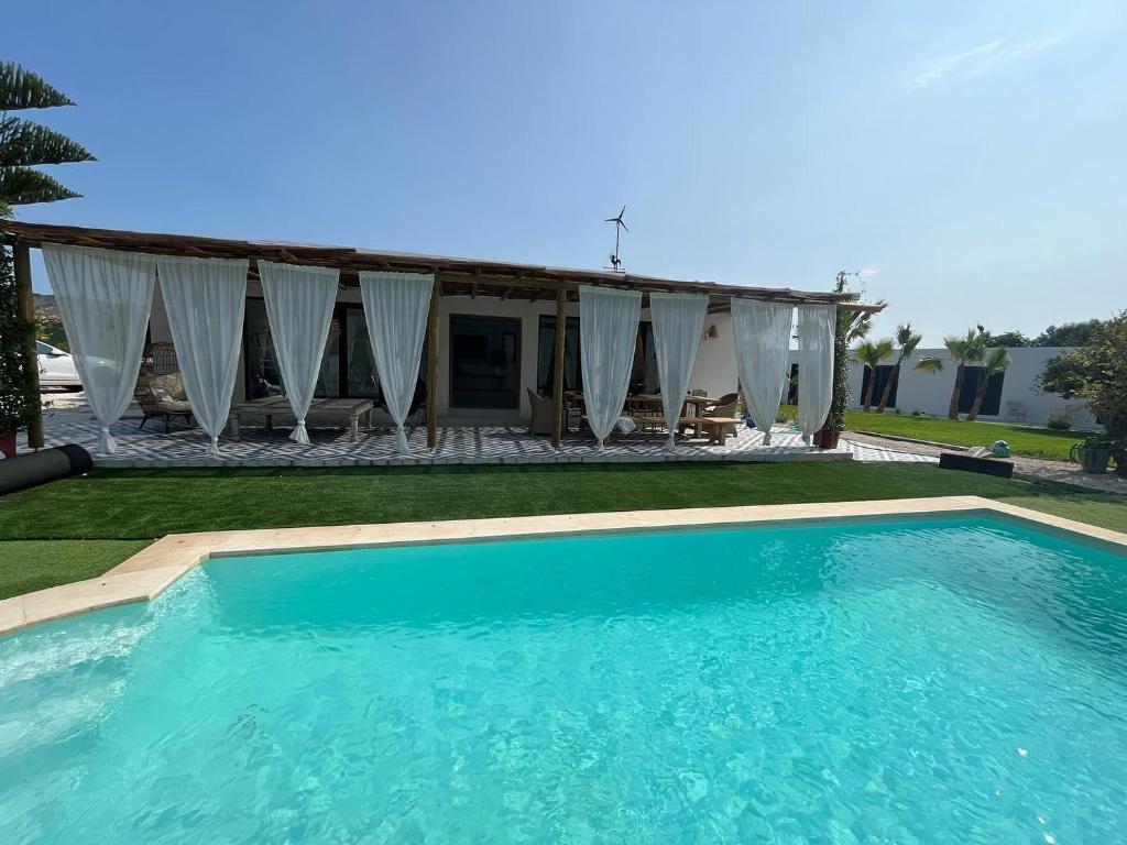 una grande piscina di fronte a una casa di CasaNoa Luxury Villa Bed and Breakfast a Jávea