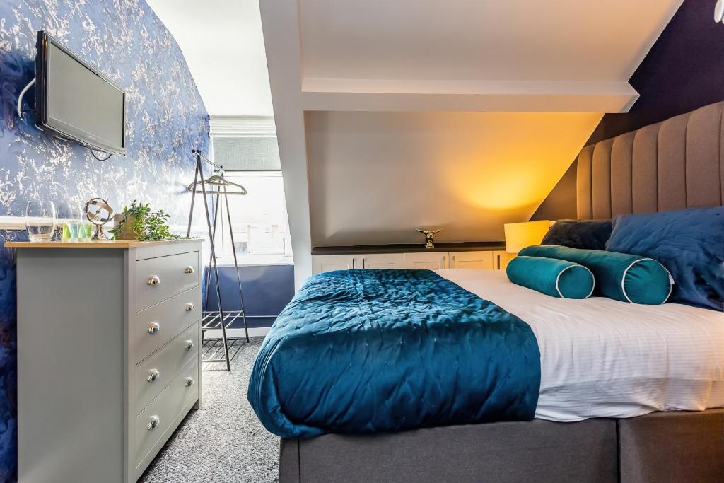 1 dormitorio con 1 cama y vestidor con TV en Room 08 - Sandhaven Rooms Double, en South Shields