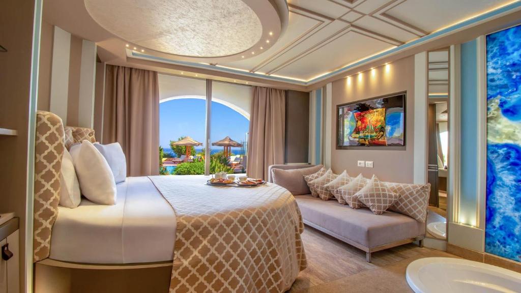 Domina Coral Bay Resort, Diving , Spa & Casino في شرم الشيخ: غرفة نوم بسرير واريكة ونافذة