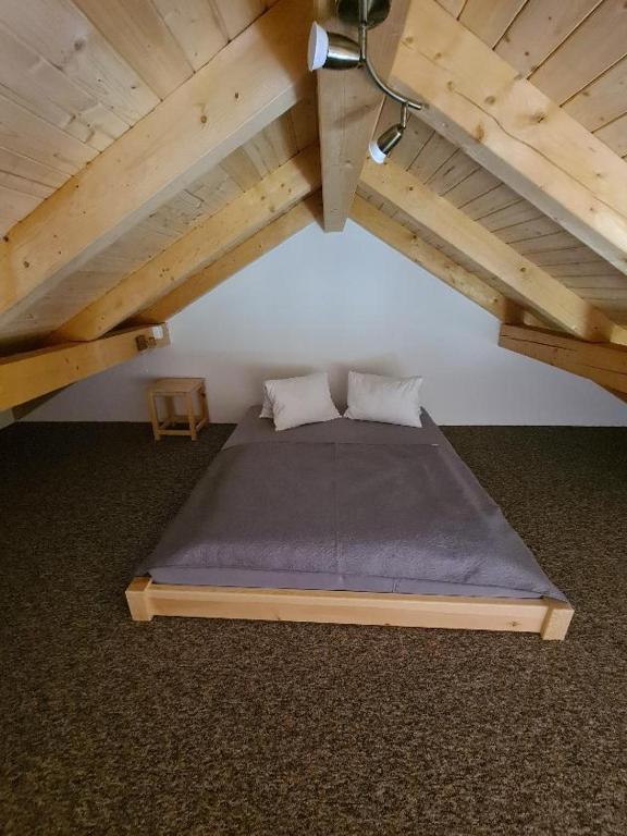 Postel nebo postele na pokoji v ubytování Domky Štěpán Dobré Pole - B