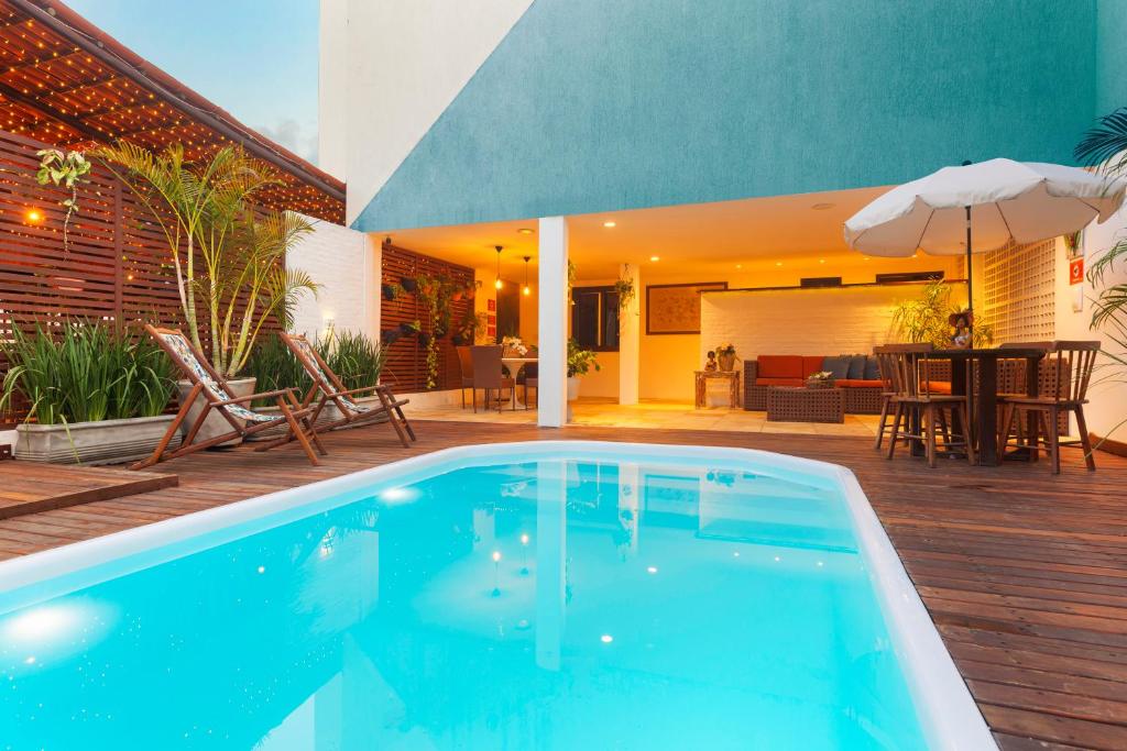 een zwembad voor een huis bij Valencia Hotel Natal in Natal