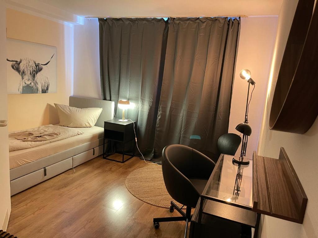 niewielka sypialnia z łóżkiem, biurkiem i oknem w obiekcie MY HOME Studio, kitchen, WIFI w mieście Chemnitz