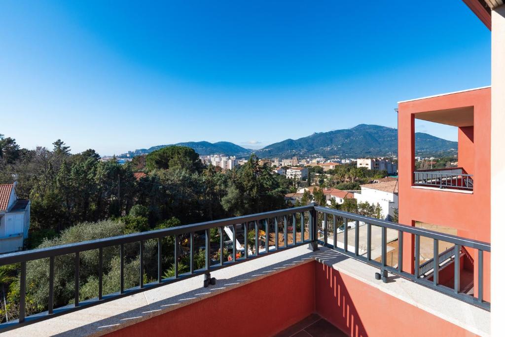 un balcon avec vue sur une ville dans l'établissement Pandora 6 personnes magnifique apparemment avec piscine dans la résidence, à Ajaccio