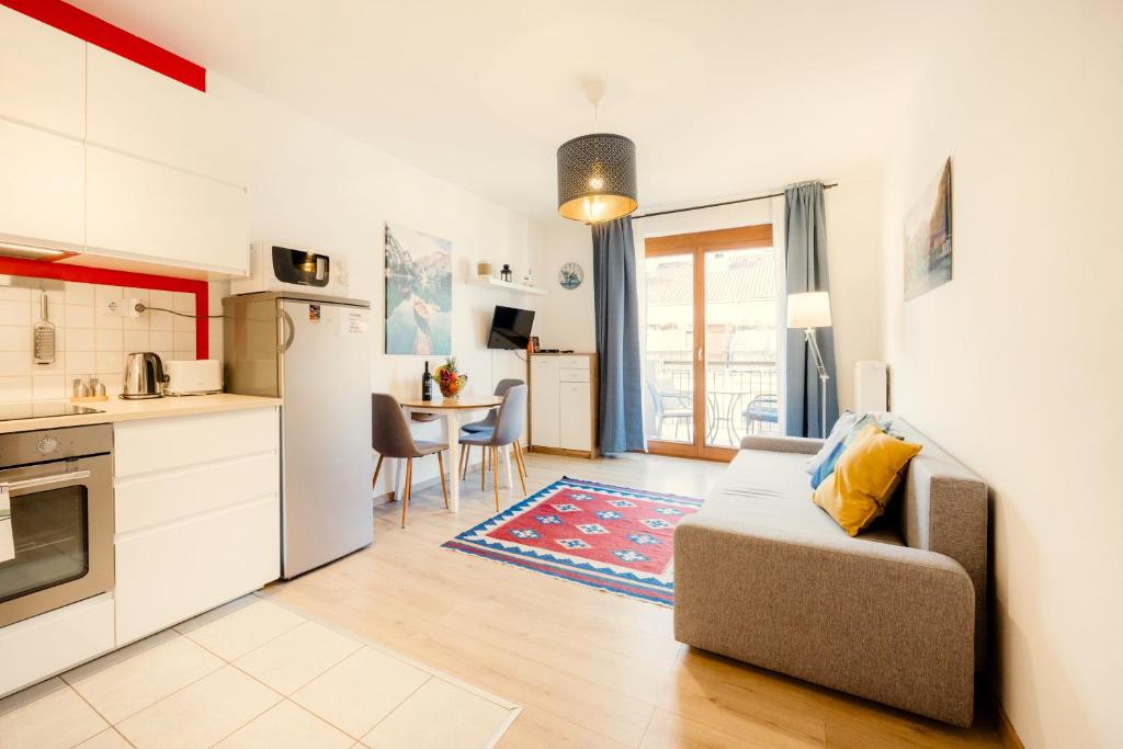 Kuchyňa alebo kuchynka v ubytovaní TUSCANY GARDEN-Free PARKING-Balcony-AC- Elevator