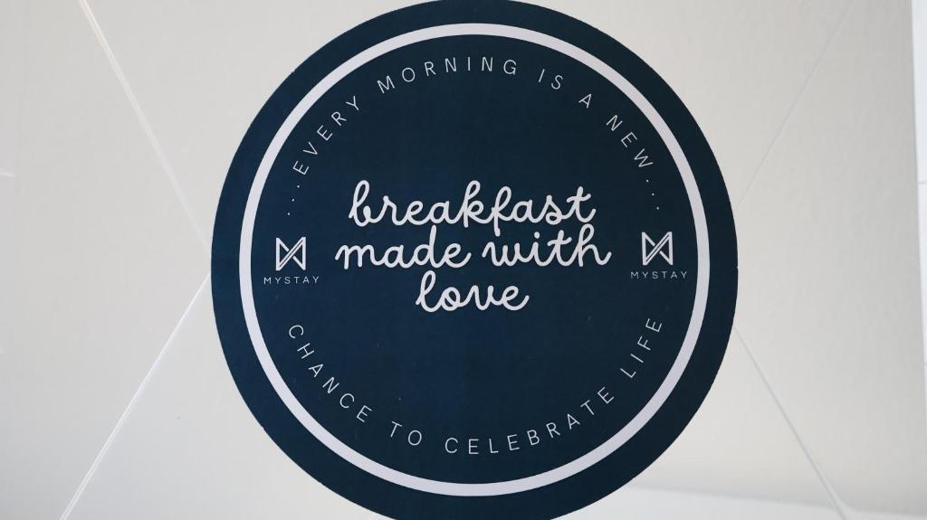 un panneau noir avec les mots petit-déjeuner fait avec amour dans l'établissement MyStay Porto São Bento, à Porto