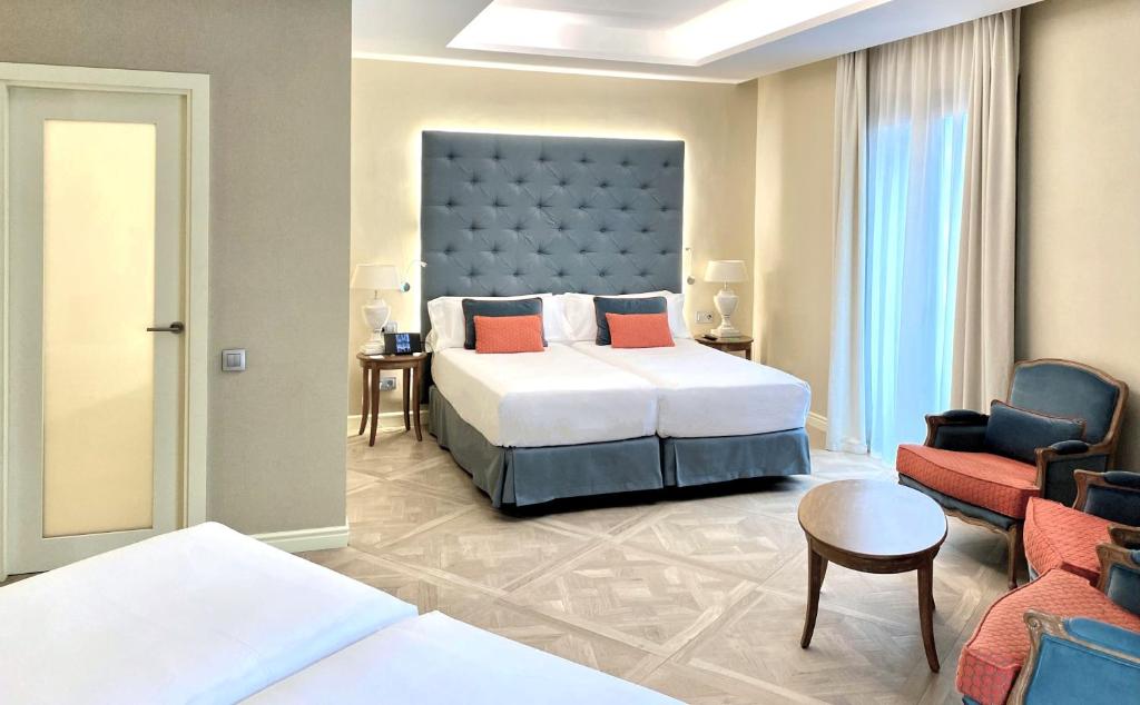 Colón Hotel Barcelona - Superior Classic Family Room