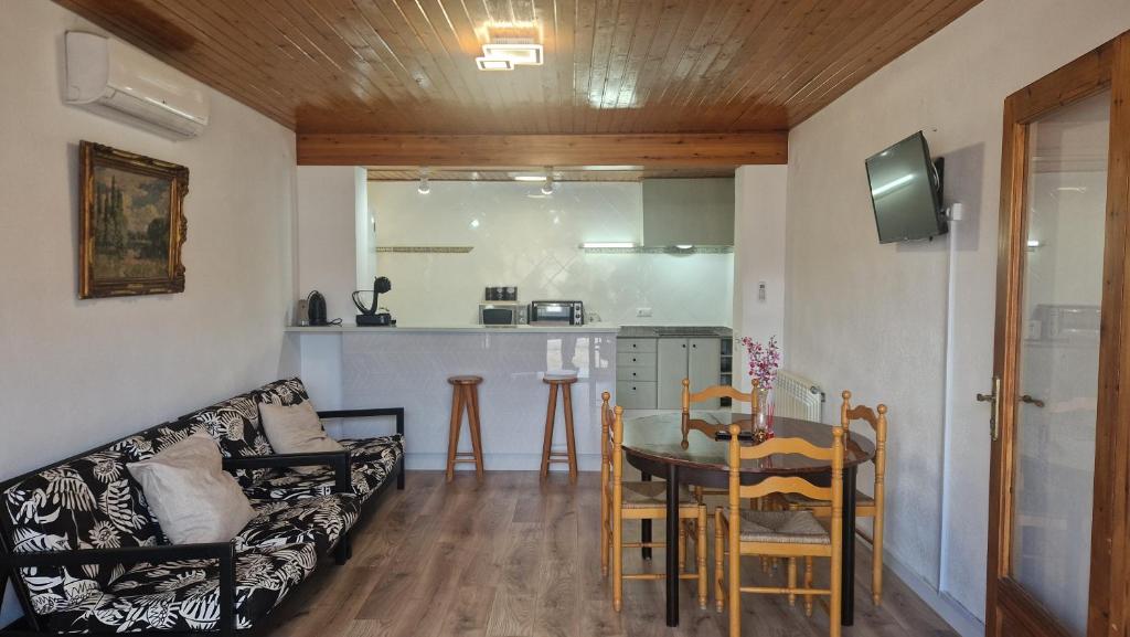 a living room with a table and a kitchen at Apartamento en L´Ampolla in L'Ampolla