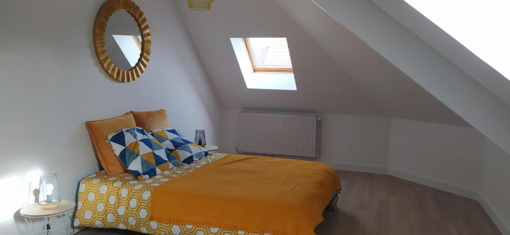 Un pat sau paturi într-o cameră la Le Sunny-Appartement duplex spacieux