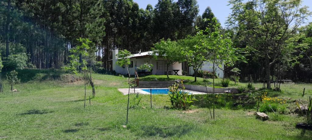 uma casa com piscina num quintal em Los Agapantos em Concordia
