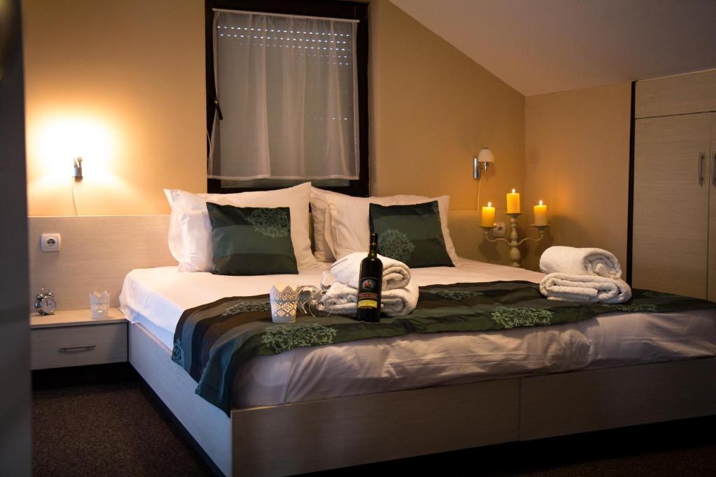 Una cama o camas en una habitación de Hotel Danica