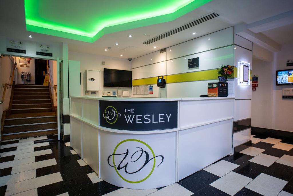 een restaurant met een bord dat de Wesley leest bij The Wesley Euston in Londen
