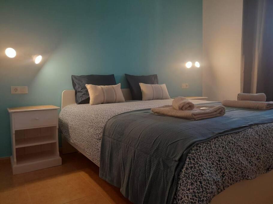 科拉雷侯的住宿－Casa Damar，一间卧室配有一张床,上面有两条毛巾