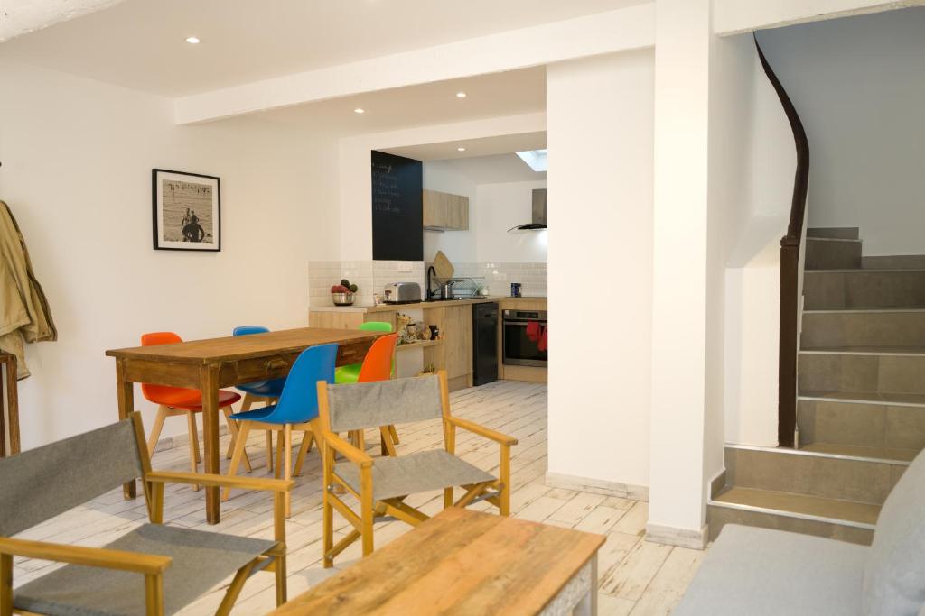 une cuisine et une salle à manger avec une table et des chaises dans l'établissement LE CABANON DE MARIUS, à Six-Fours-les-Plages