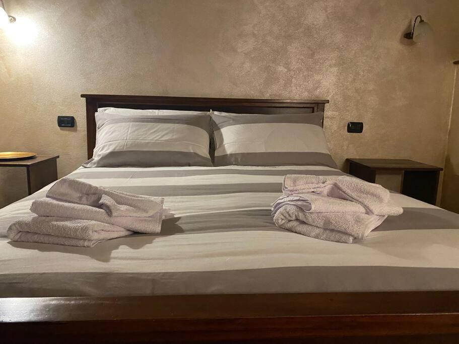 Una cama con toallas encima. en La piccola Corte en Roncola