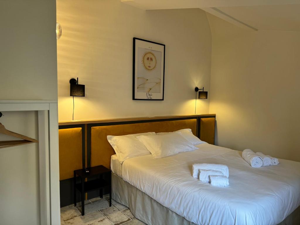 sypialnia z łóżkiem z dwoma ręcznikami w obiekcie Gli Arcani w mieście Orvieto