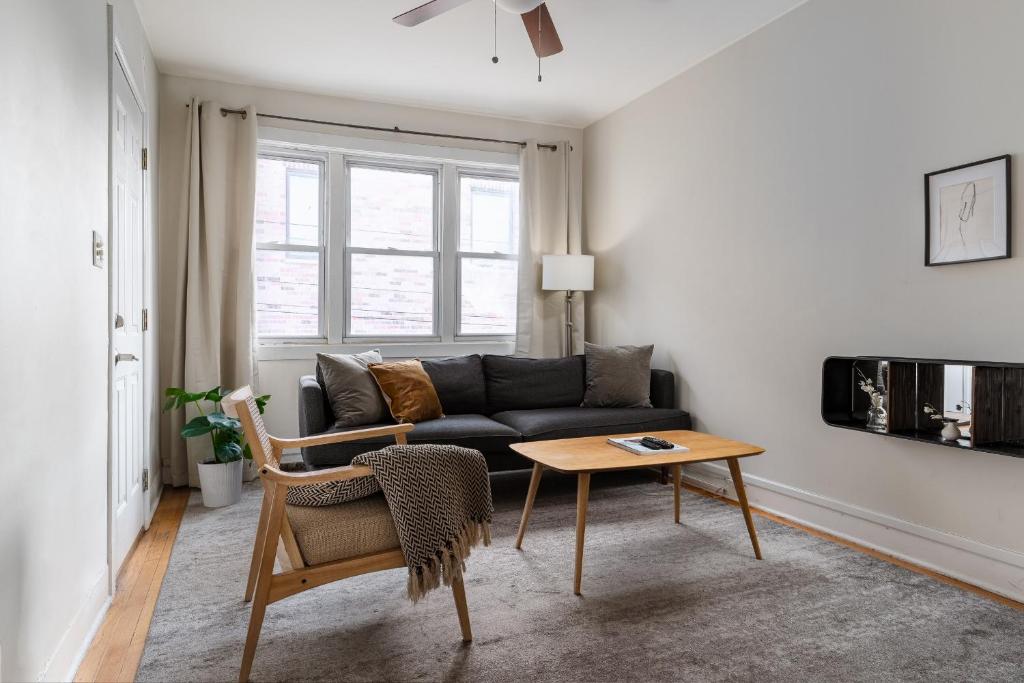 a living room with a couch and a table at Flexhome Bucktown 2BR C1 - READ INFO in Chicago