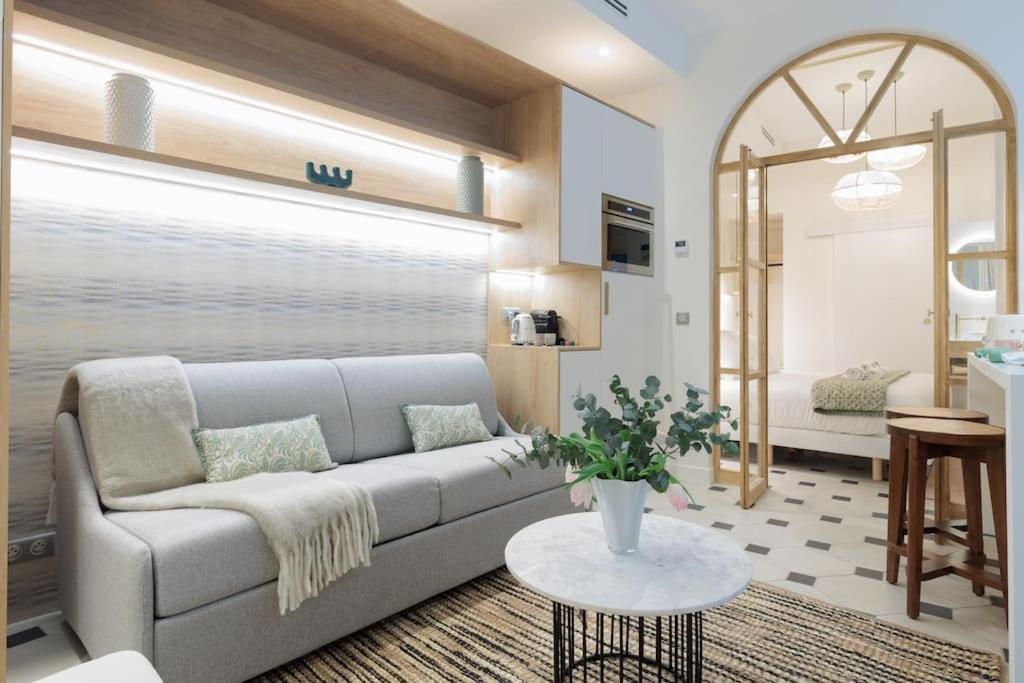 un salon avec un canapé et une table dans l'établissement New Luxury and Cozy apartment - Notre Dame, à Paris