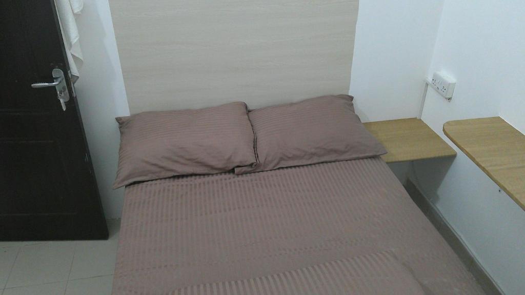 Katil atau katil-katil dalam bilik di Ruby Star Budget Room with Shared Washroom Access 321