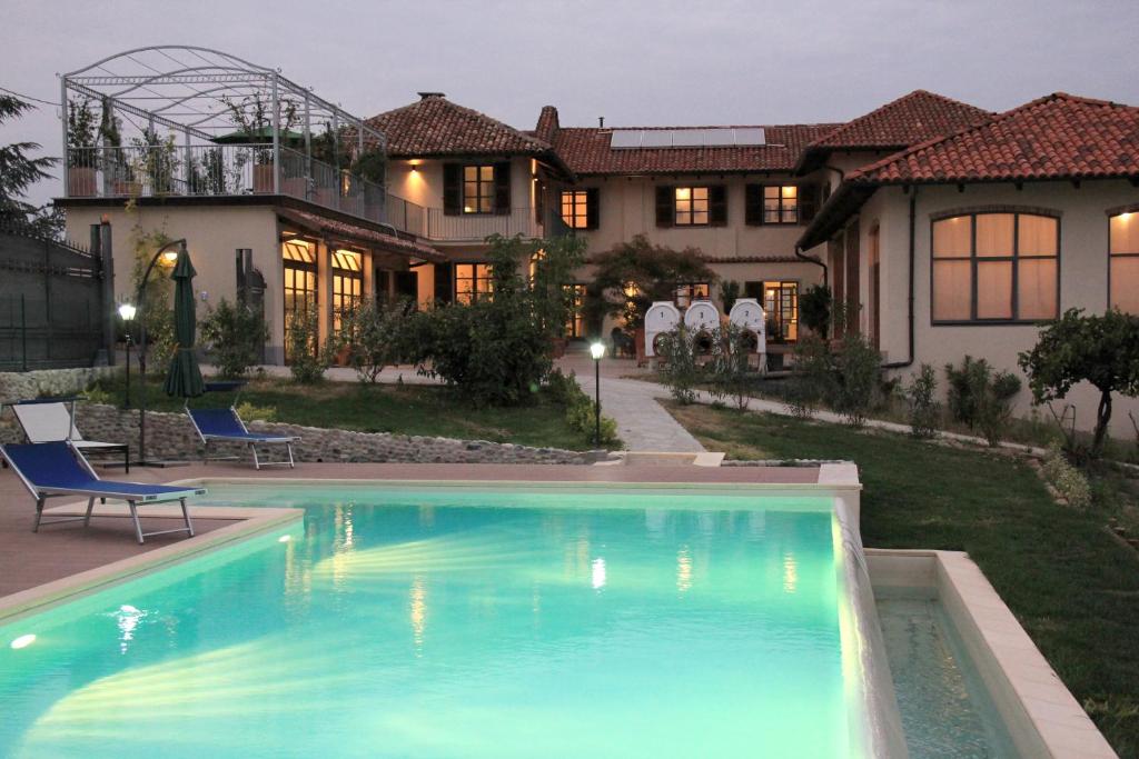 una casa con piscina frente a una casa en Sori San Giovanni, en Isola d'Asti