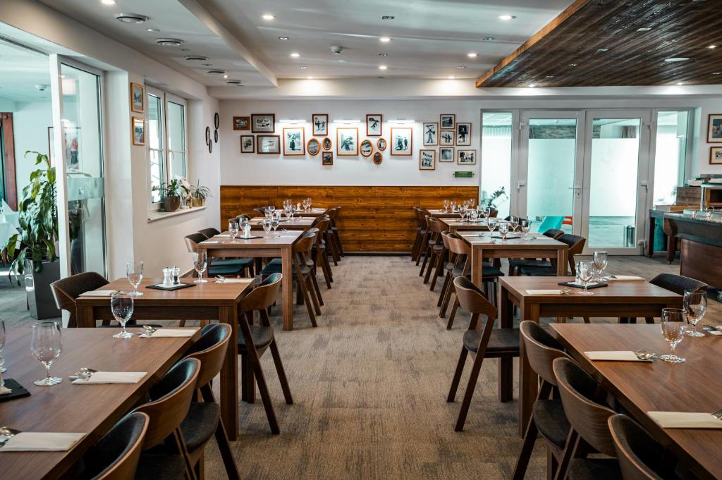Reštaurácia alebo iné gastronomické zariadenie v ubytovaní Šport Hotel *** Donovaly