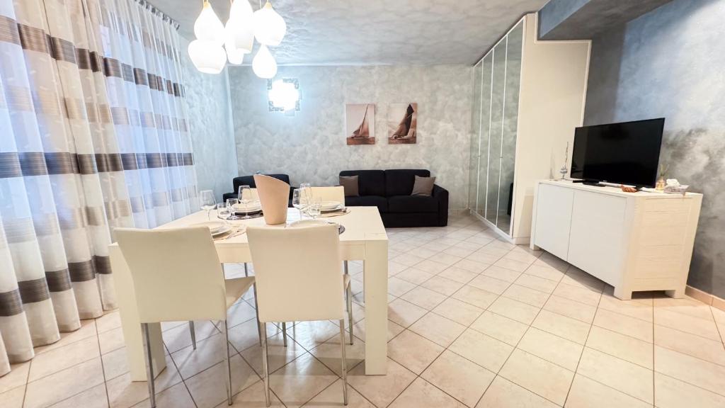 - un salon avec une table, des chaises et un canapé dans l'établissement Lady Teresa Apartment, à Chioggia