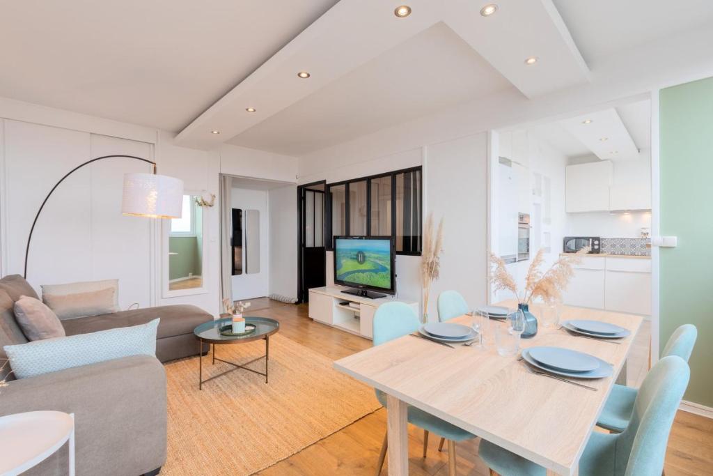 un salon avec une table et un canapé dans l'établissement Lille St.Maur - Nice and functional ap., à Lille