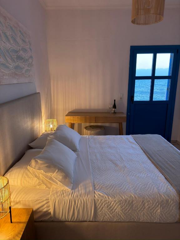Postel nebo postele na pokoji v ubytování Agia Fotia Taverna