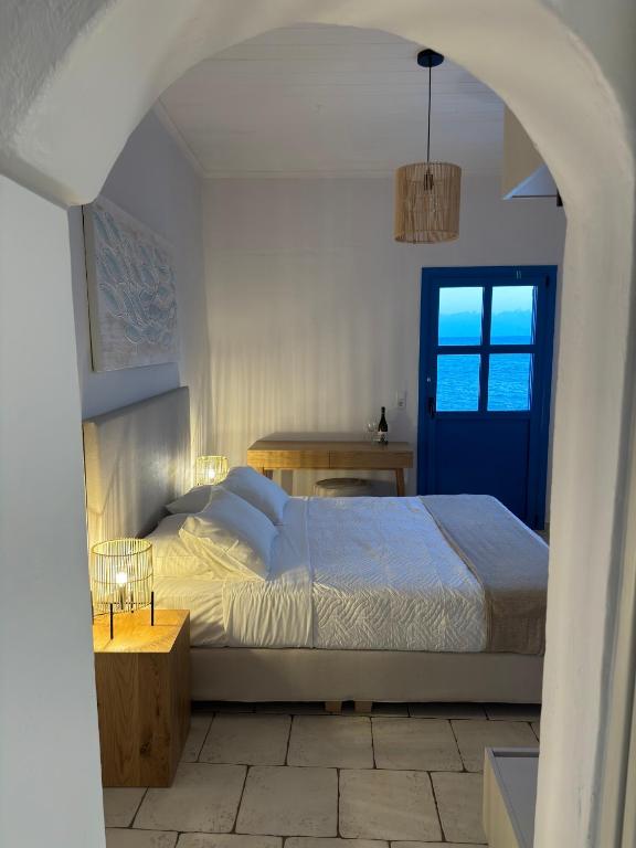 Postel nebo postele na pokoji v ubytování Agia Fotia Taverna