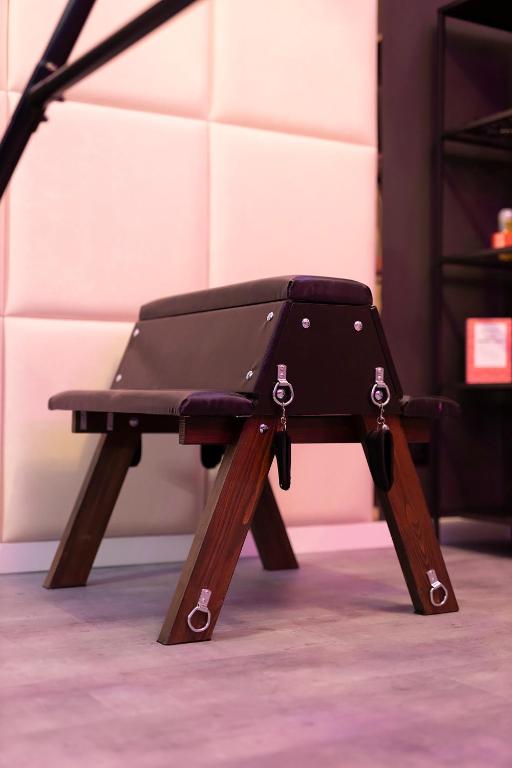 Erkak va ayolni chaqiring Barmoqlar va muskullar bilan onanizm qiladi