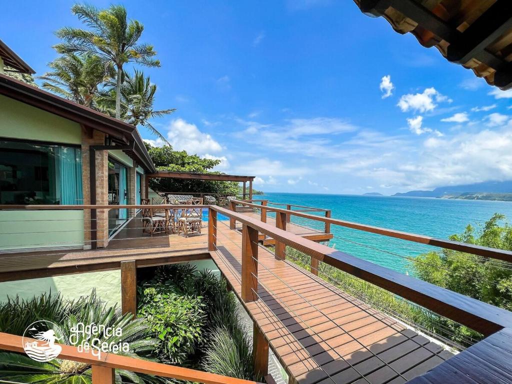 uma varanda de uma casa com vista para o oceano em Bela casa c/ vista privilegiada, à 1km da Ilha das Cabras em Ilhabela