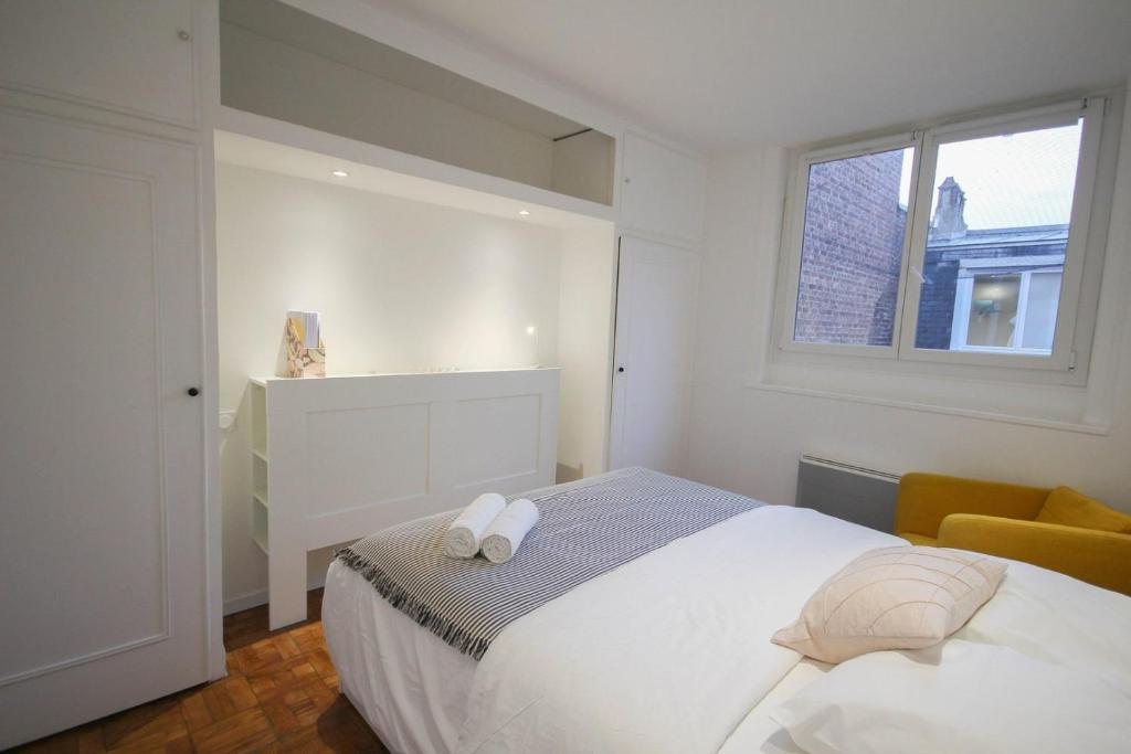 Posteľ alebo postele v izbe v ubytovaní Lille Wazemmes- Appartement avec balcon et vue