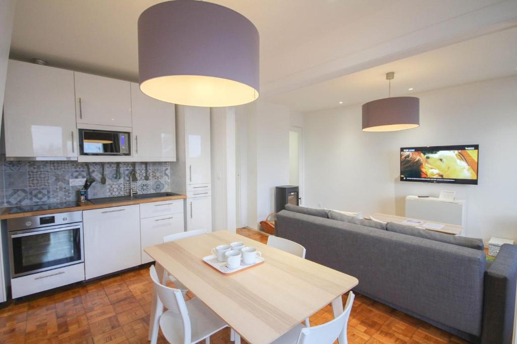 Kuchyňa alebo kuchynka v ubytovaní Lille Wazemmes- Appartement avec balcon et vue