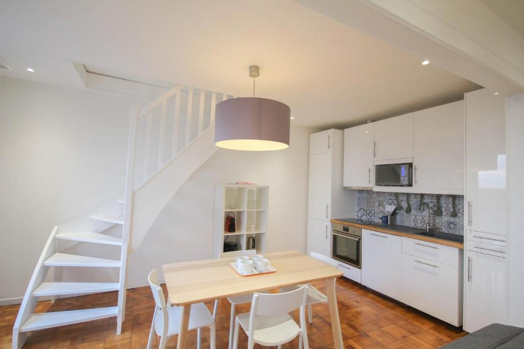 Kuchyňa alebo kuchynka v ubytovaní Lille Wazemmes- Appartement avec balcon et vue