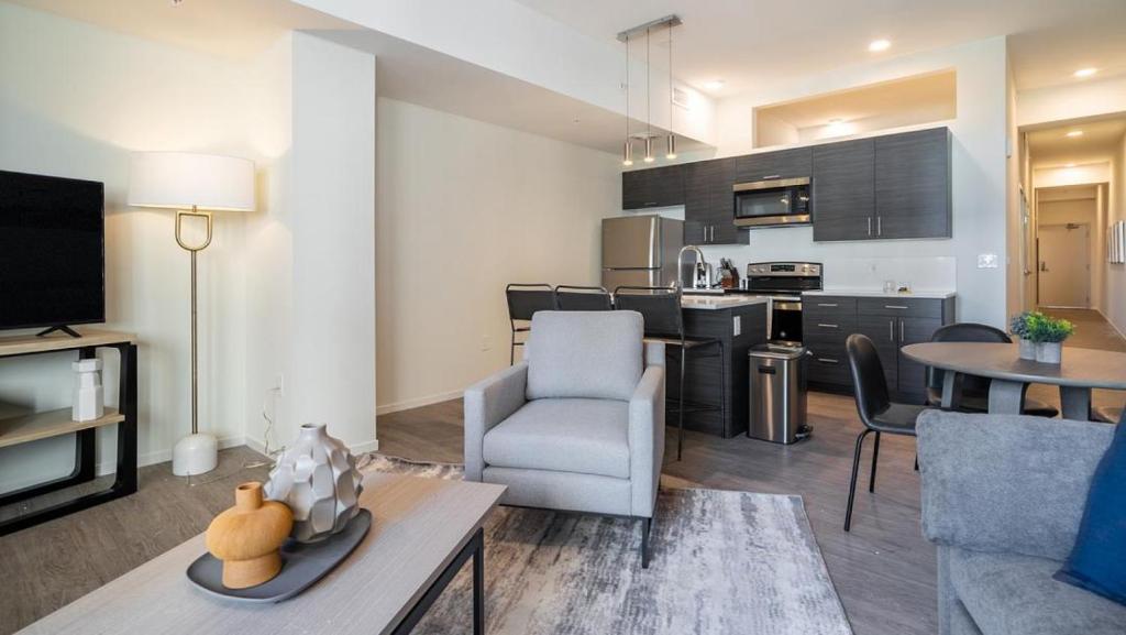 een woonkamer met een bank en een tafel en een keuken bij Landing Modern Apartment with Amazing Amenities (ID4770X14) in Cleveland