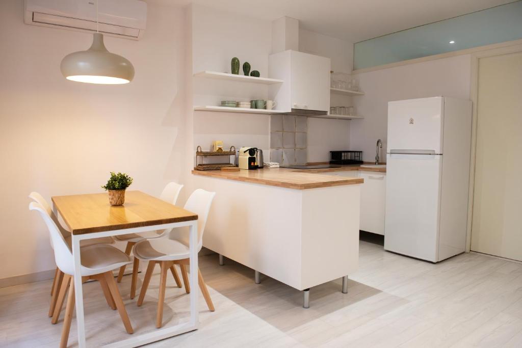 Elena Apartments Girona - Hizvo