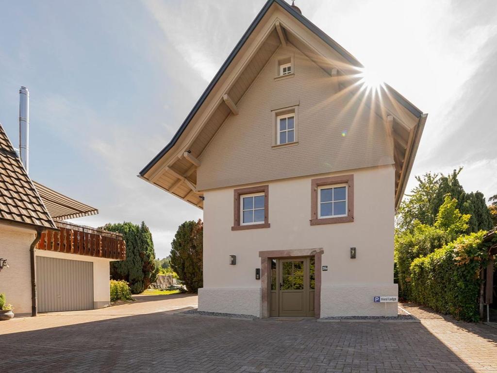 una gran casa blanca con techo de gambrel en Ferienhaus Pflugwirts, en Oberkirch