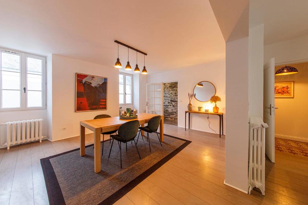 Grande maison chaleureuse Angers في أنجيه: غرفة طعام مع طاولة وكراسي